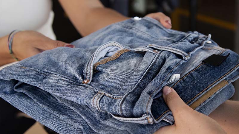 Clasificamos la ropa de trabajo y la reciclamos